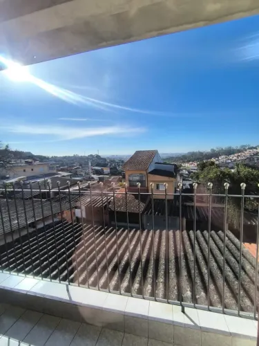 Sobrado com 3 Dormitórios, Quintal e Varanda Ampla no Condomínio Maracanã