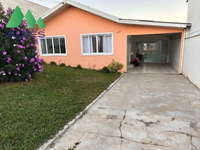 CASA COM AMPLO ESPAÇO DE TERRENO NA FRENTE E NOS FUNDOS