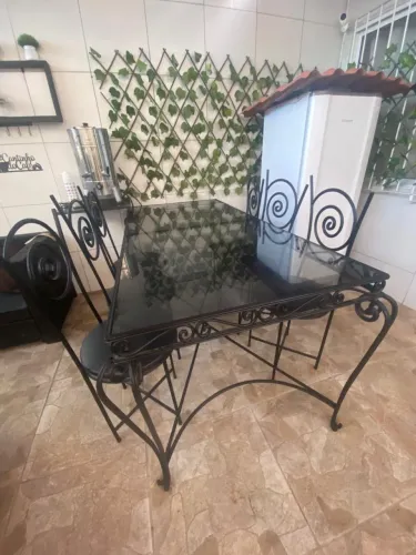 Mesa de ferro com tampo de vidro + 6 cadeiras