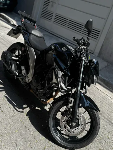 Yamaha FZ25 impecável