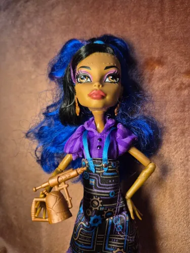 Robecca Steam Aula de Artes Monster High