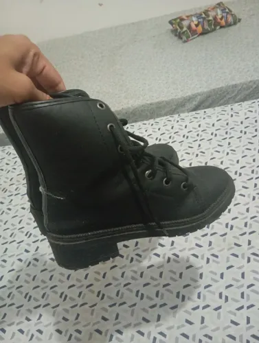 Coturno preto feminino