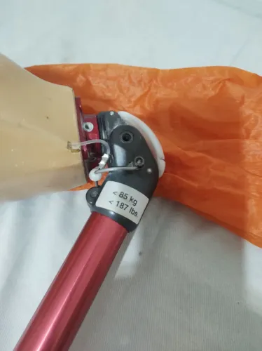 Kit com duas próteses de titânio  com pés tipo Sachi ( Transfemural D.e Transtibial E .