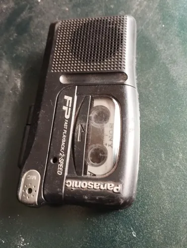 Mini toca fita gravador Panasonic, funcionando.