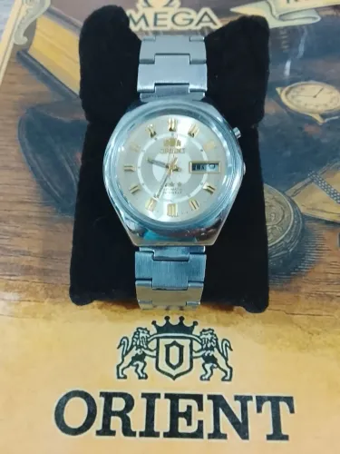 Orient fundo bege com detalhes em Dourado