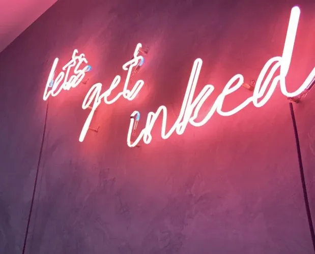 Painel em Led: Vamos Tatuar. Em inglês 