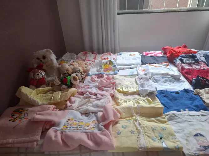 Muito barato Lote de roupas usadas e cabides- Imperdível 