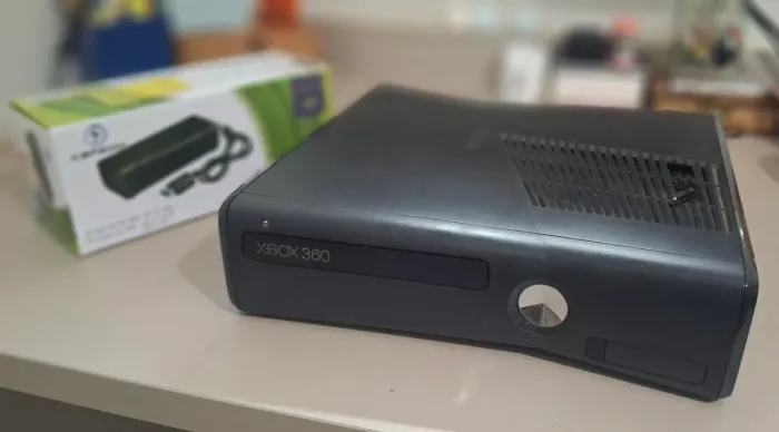 XBOX 360 SLIM + Fonte (Leia o anúncio)