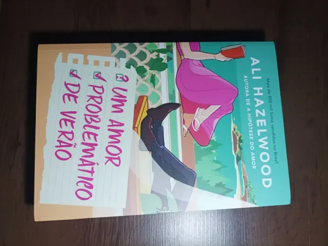 Um amor problemático de verão - Ali Hazelwood