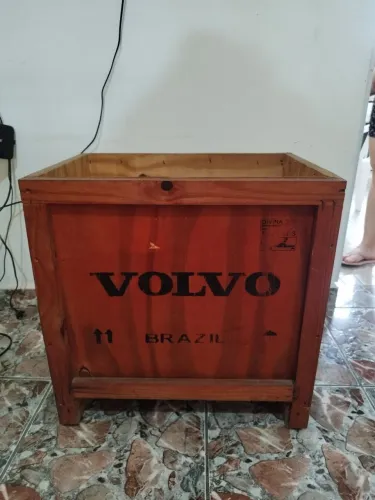 Caixa de madeira Volvo