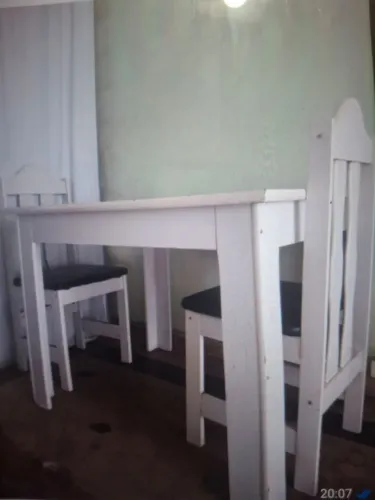 Mesa simples com duas cadeiras
