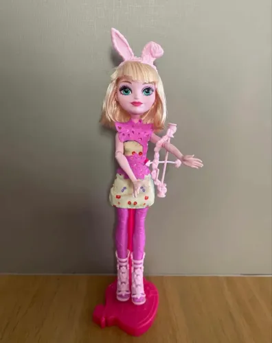 Ever After High Bunny Blane, apenas retirada da caixa, impecável.