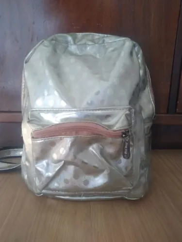 Coleção @ fashion MOCHILA POA DOURADA dupla alça pequeno porte usado em ótimo estado 
