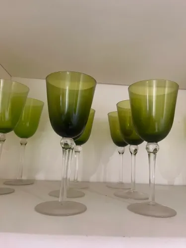 Taças de vinho ou água verde de cristal