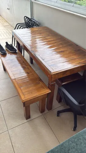 Mesa de madeira + 2 bancos