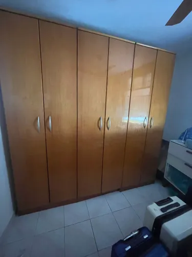 Quarda-Roupa de madeira Maciça 