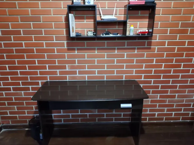Mesa escritório com uma gaveta