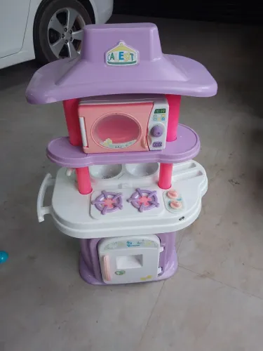 Cozinha infantil com pia, fogão e forninho.