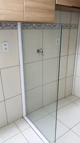 Vendo essa divisória de vidro completa ideal para cozinha, tamanho 144 Comprimento e 70 L