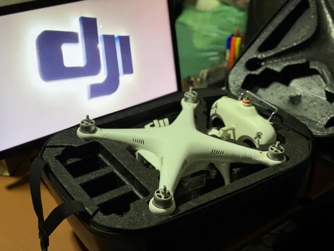 DRONE DJI PHANTOM 3 COM CÂMERA 4K ? KIT COMPLETO!