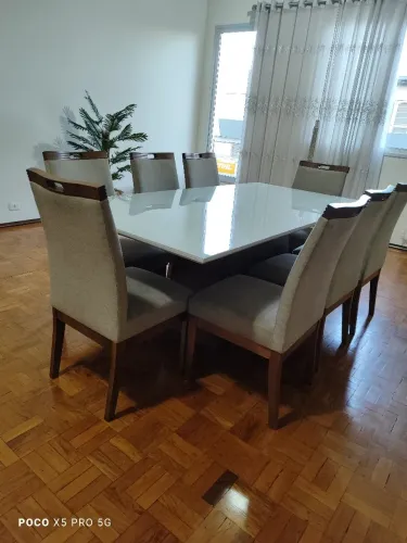 Mesa de jantar e aparador