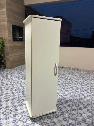 ARMÁRIO MULTIUSO BRANCO DE UMA PORTA