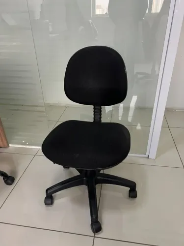 Cadeira de Escritório Giratória Preta sem Braços, com Rodinhas e Regulagem de Altura