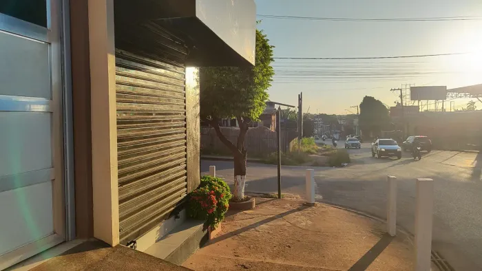 Aluga-se ponto comercial bem localizado, valor negociável.