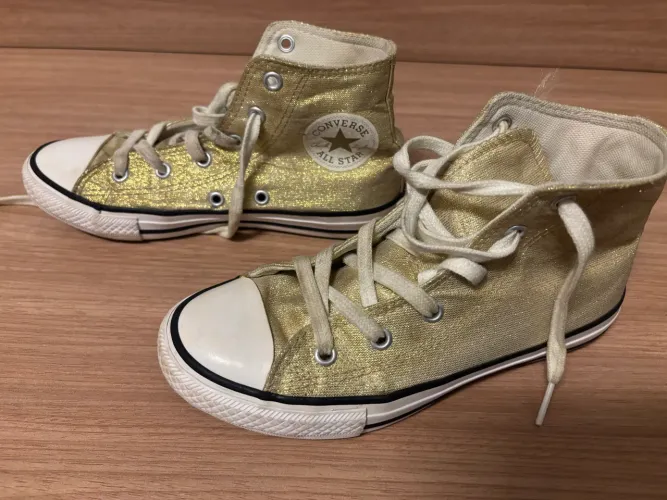 Tênis adidas dourado infantil