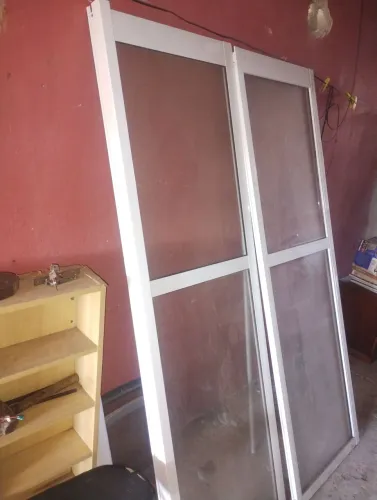 Porta balcão alumínio.nao tem os batentes nem os trilhos