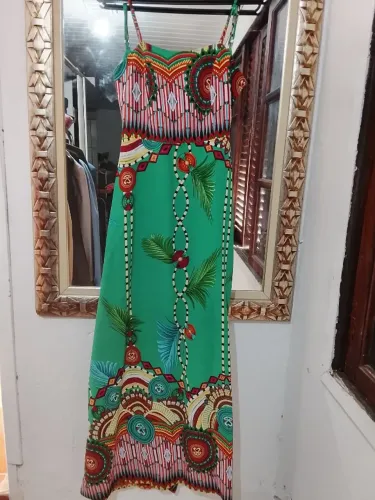 Vestido colorido verde e coral lindíssimo,usado excelente estado tamanho M.