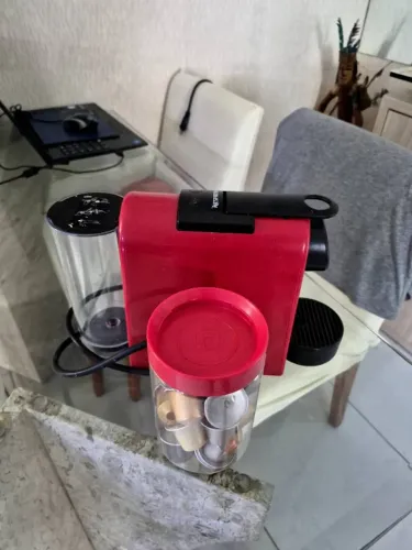 Cafeteira Nespresso com capsulas