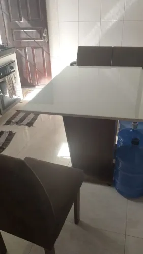 Mesa de jantar com três cadeiras
