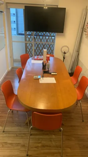 Vendo mesa Oval de madeira + 7 cadeiras da Vitra HAL TUBE ORIGINAIS, total 9.900,00. 