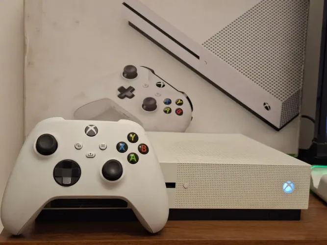 Xbox One S + Call Of Duty BO 3 + Controle Xbox Series S
