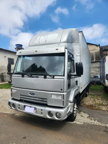 Ford Cargo 815E baú