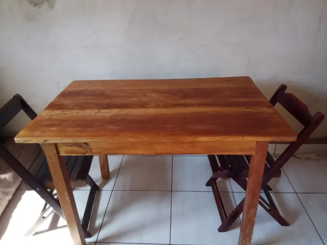 Vendo mesa de madeira com duas cadeiras de madeira