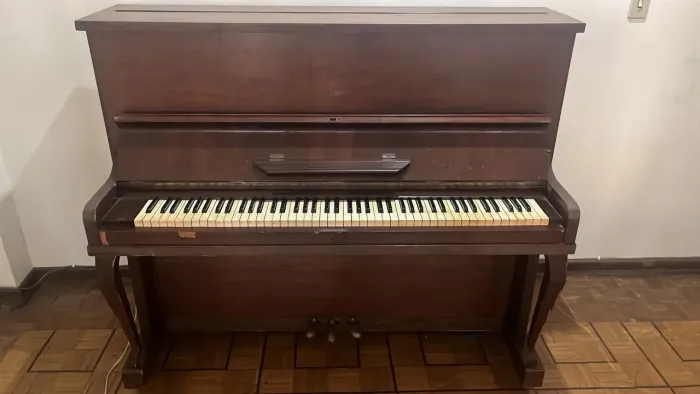 PIANO VERTICAL EM MADEIRA - Decoração e restauro 