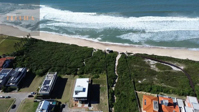 Terreno frente mar em condomínio fechado no Morro das Pedras