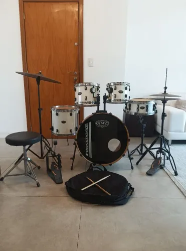 ## Bateria RMV Crossroad completíssima, 10,12,14,14,22, pratos, ferragens, ótima condição!