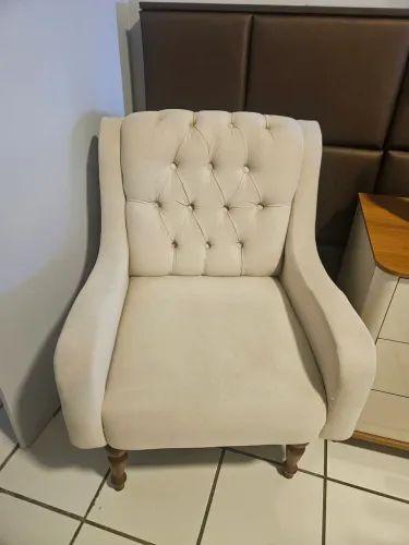 POLTRONA CONFORTÁVEL EM SUEDE BEGE