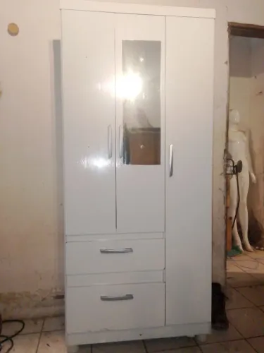 Vendo guarda roupas poucos dias de uso com poucas marcas tbm porém quebrei um espelho del