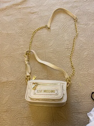 Vendo bolsa Love Moschino branca matelassê com placa dourada