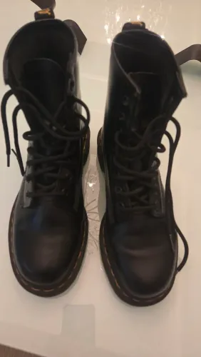 Bota contorno preto Dr. Martens