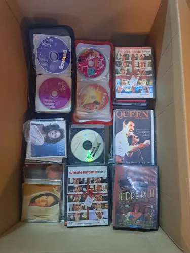 DVDs e CDs sortidos de filmes e músicas