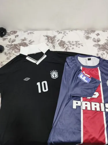 Duas camisetas tamanho m