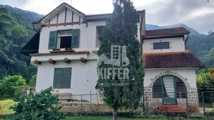 Casa com linda arquitetura à Venda em Nova Friburgo Ampla, Arejada e com Terreno de 1.237