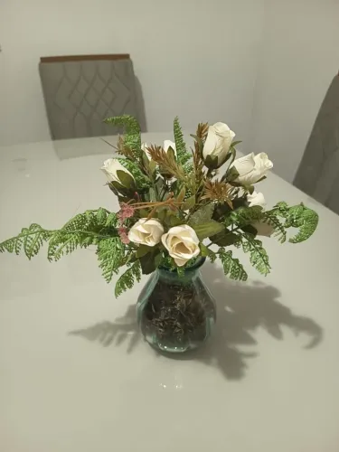 Arranjo Artificial com Rosas Brancas e Folhagens em Vaso de Vidro