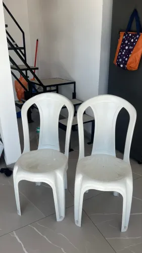 2 Cadeiras de plástico