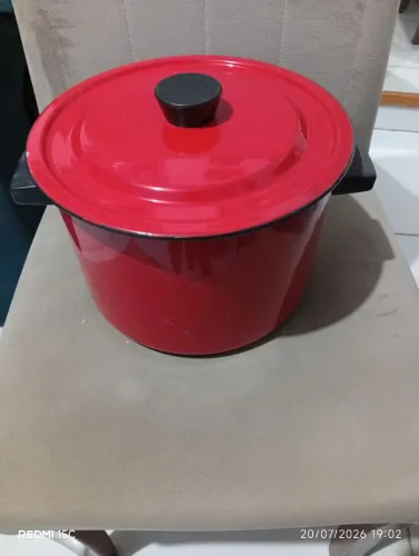 Panela vermelha antiga